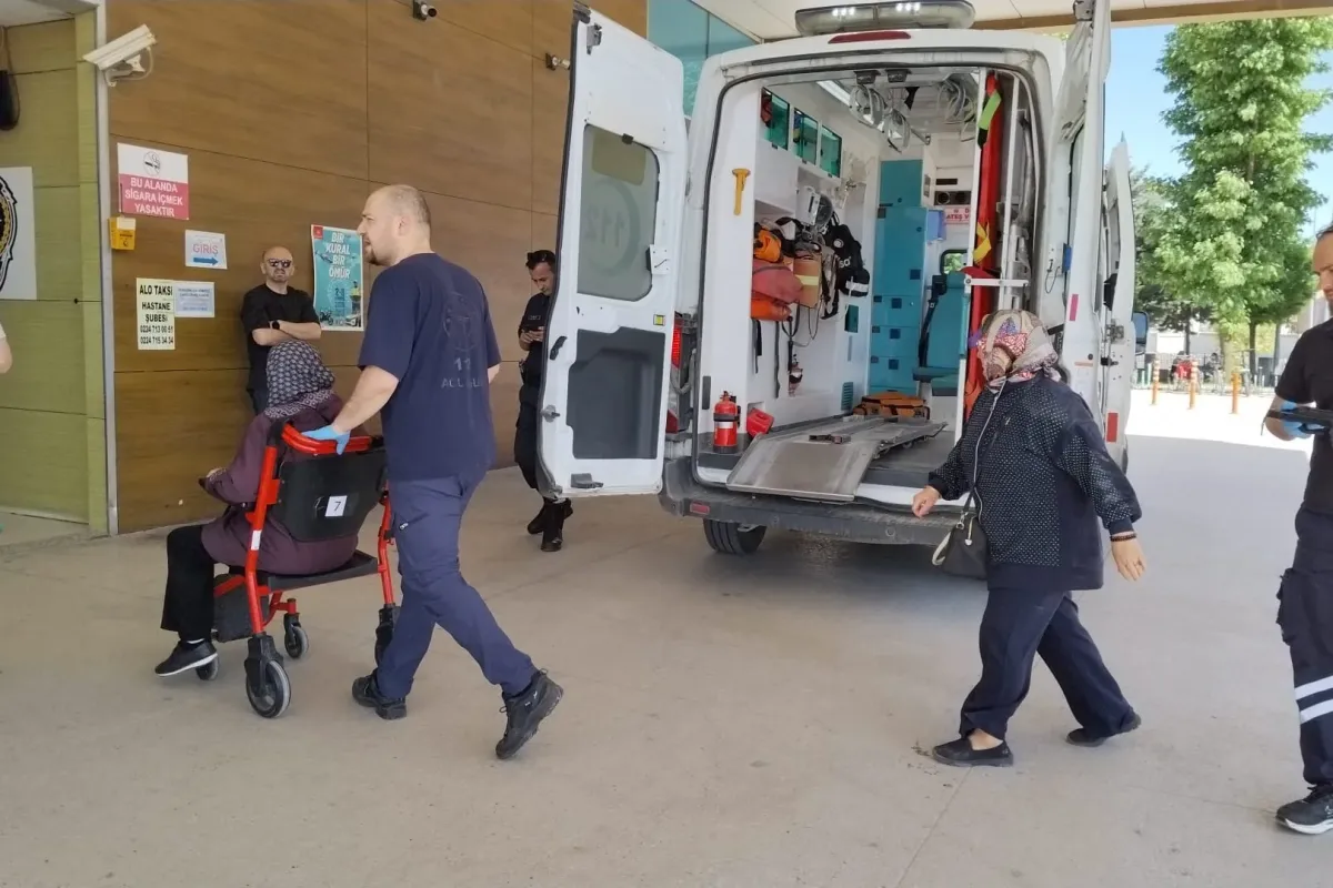 İnegöl’de triporter devrildi: 1’i çocuk 3 kişi yaralı