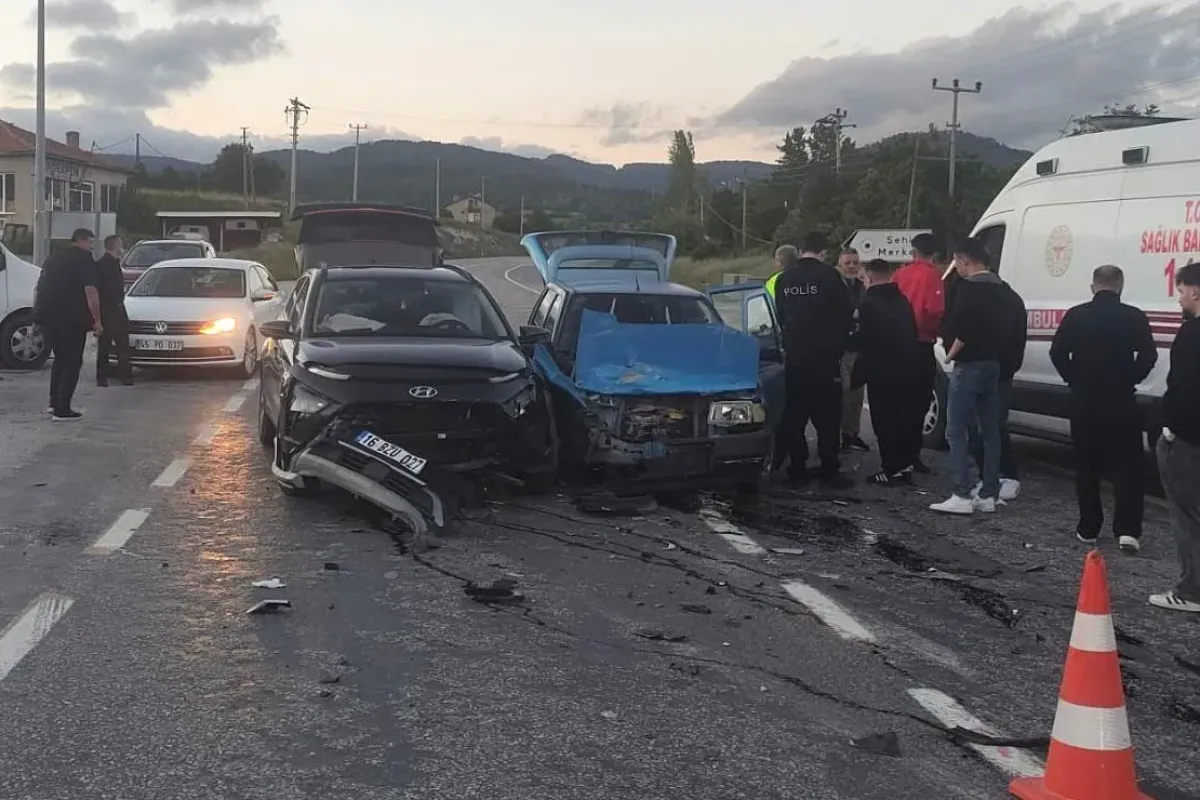 Domaniç’te iki otomobil çarpıştı: 3 yaralı