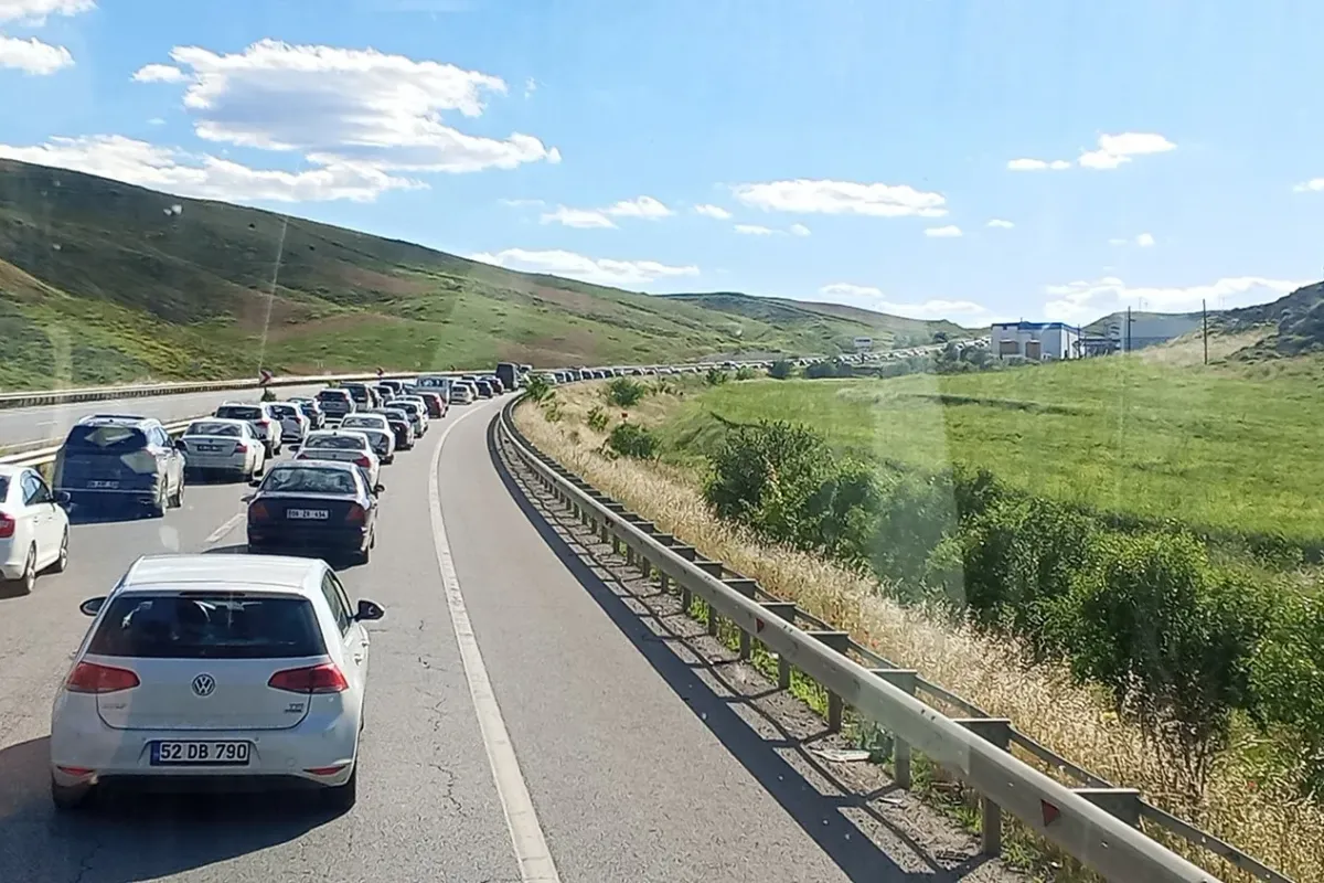 Trabzon’dan batıya dönüş kabusu: Ankara ve İzmir yolları tamamen kilitlendi