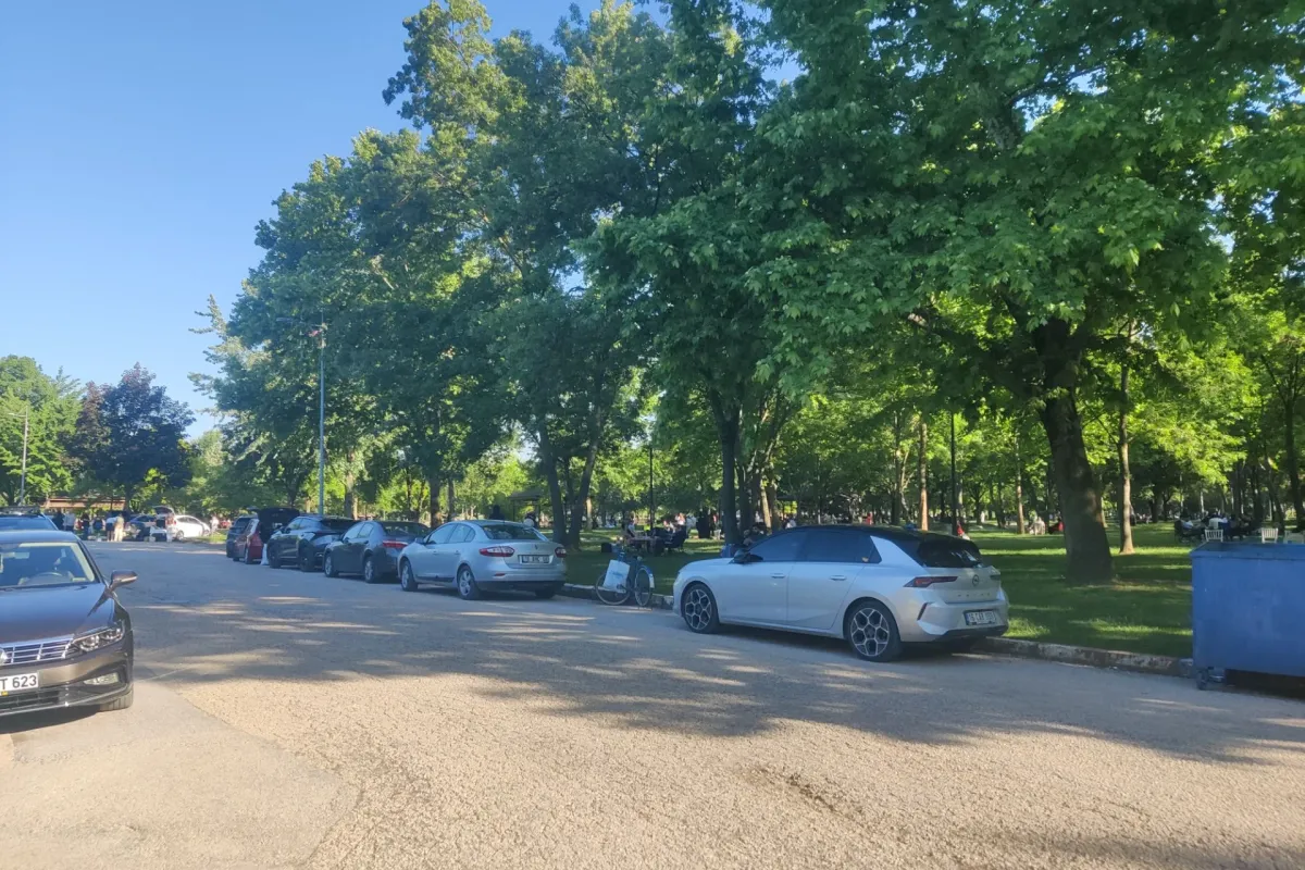 İnegöl Hikmet Şahin Kültür Parkı’ndaki mescit ve lavabo sorunları tepki çekiyor