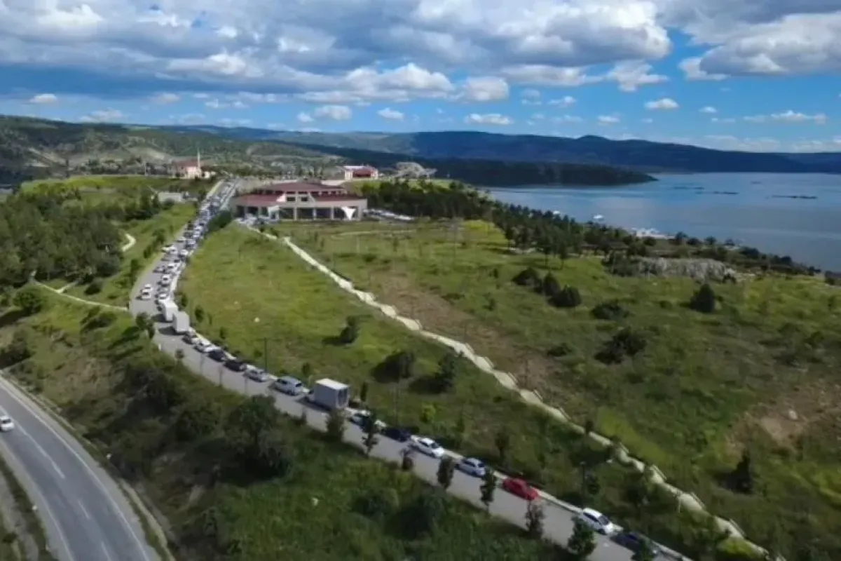 Çekerek Millet Bahçesi bayram tatilinde yoğun ilgi gördü, araç kuyrukları oluştu