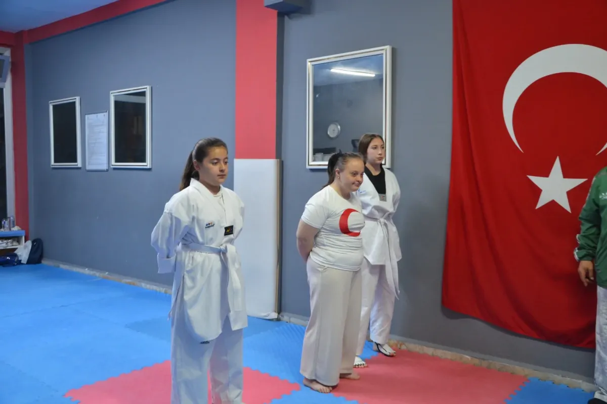 İnegöl'de down sendromlu Zeynep Kaya tekvandoda sarı kuşağa geçti