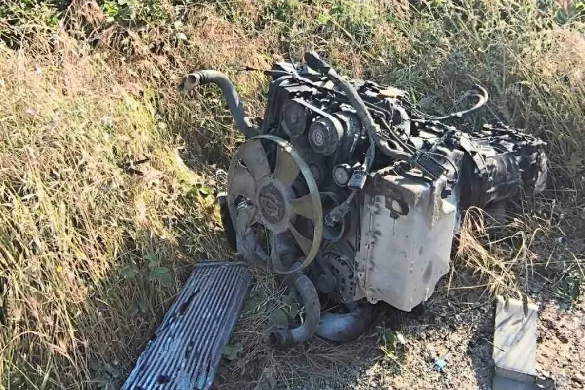 Servis minibüsünün lastiği patladı, direğe çarptı: 6 yaralı