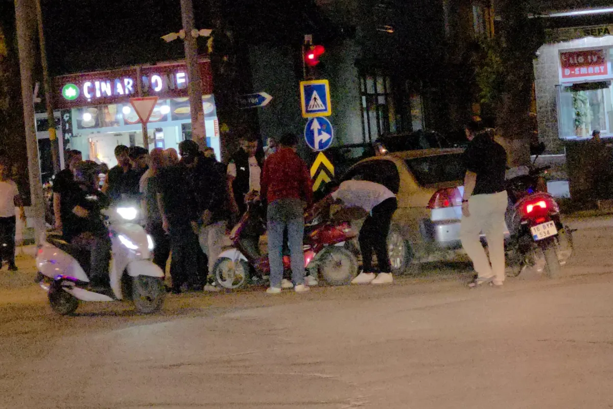 Ankara Caddesi'nde otomobil ile elektrikli bisiklet çarpıştı