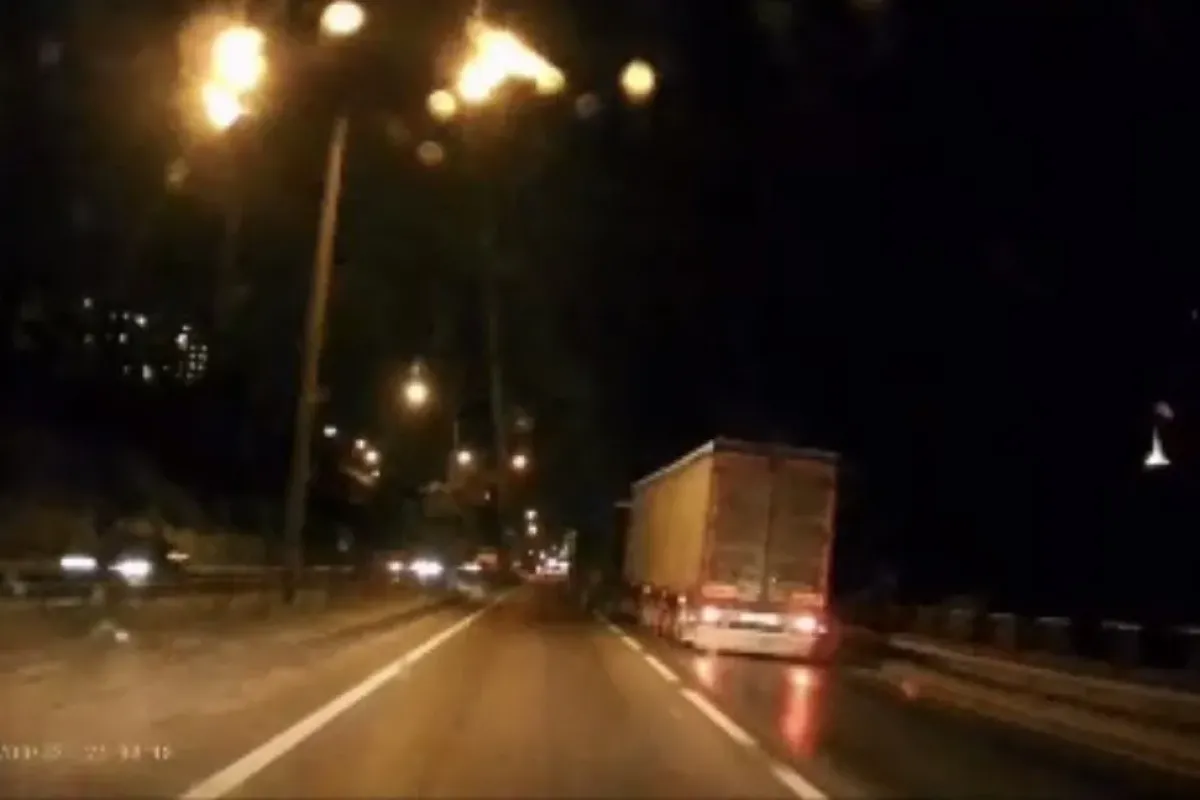 Kontrolden çıkan tır makasladı... O anlar kamerada