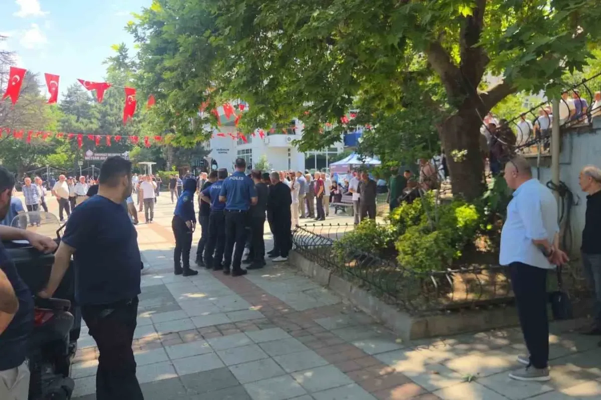 Bıçaklı kavgaya sivil polis havaya ateş ederek müdahale etti