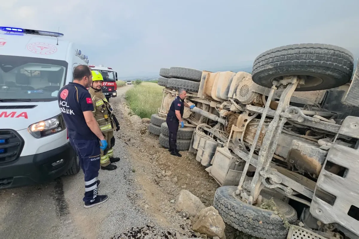 İnegöl'de kamyon devrildi! Sürücü hastaneye kaldırıldı