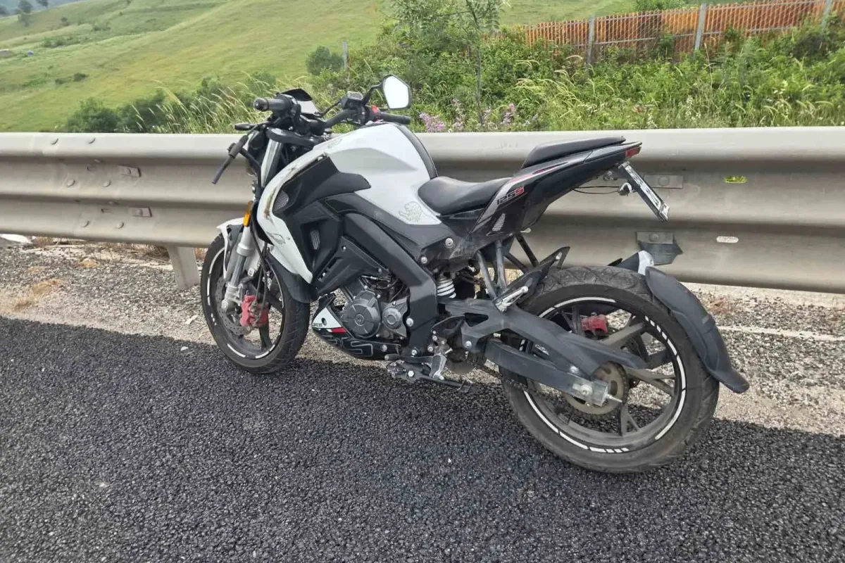 Motosiklet virajda savruldu sürücü ağır yaralı