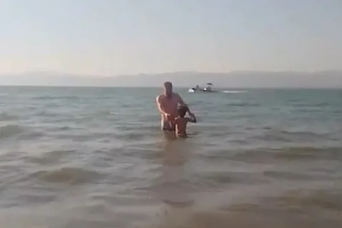 Oğlunu kurtardı, kendisi dalgalara yenildi