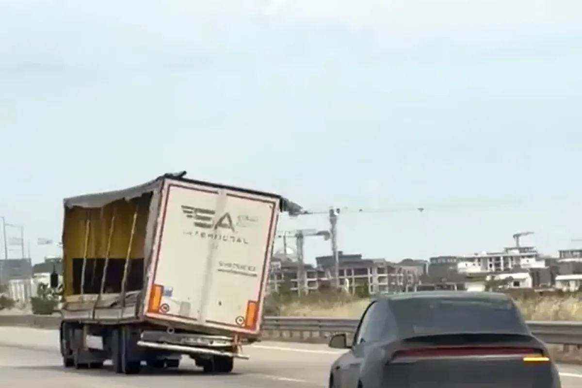 Yana yatmış şekilde seyreden dorse korkuttu