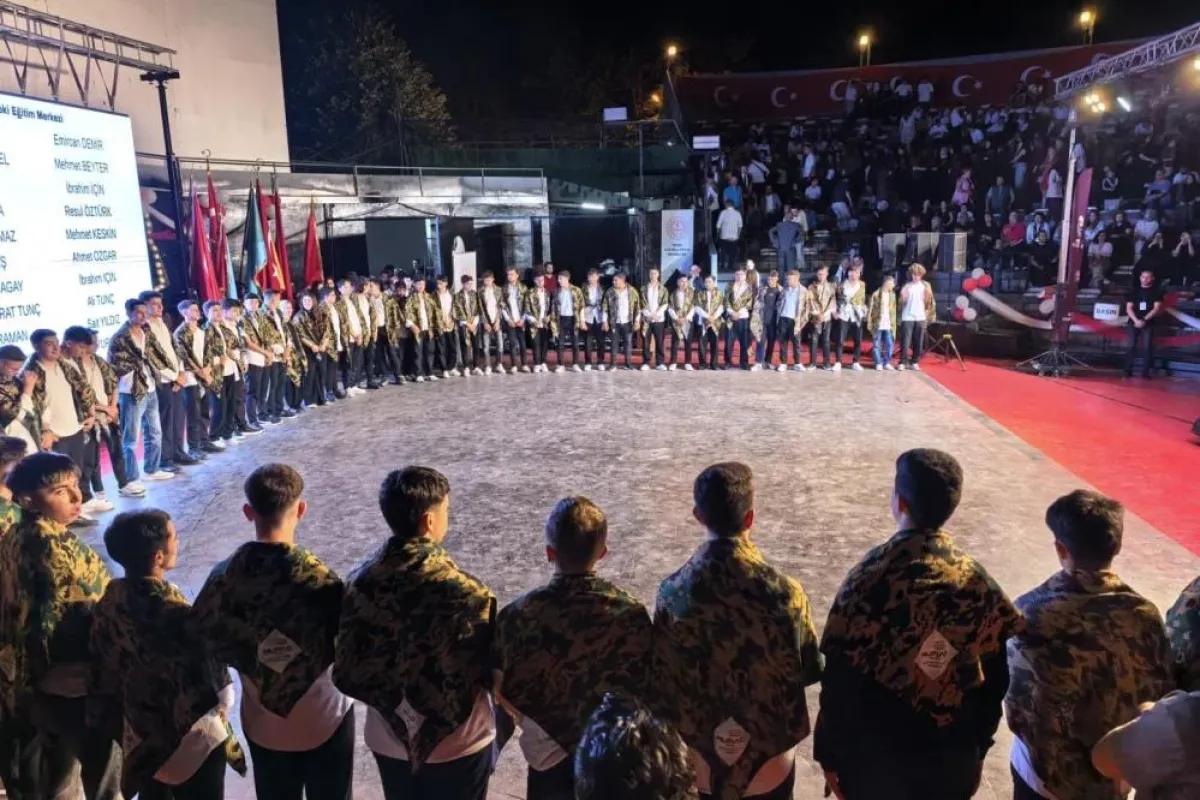 İnegöl'de 1000 yıllık şed kuşanma töreniyle bin 87 öğrenci uğurlandı