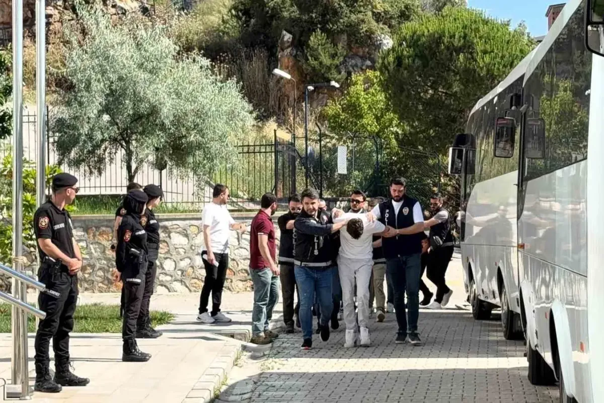 Helikopter ve özel harekat destekli baskın sonrası 29 şüpheli adliyeye getirildi
