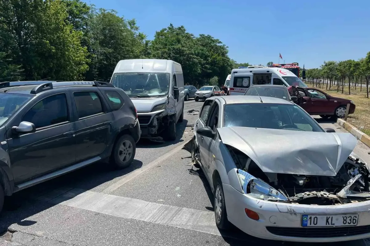 Balıkesir’de 6 aracın karıştığı zincirleme kaza: 2 yaralı