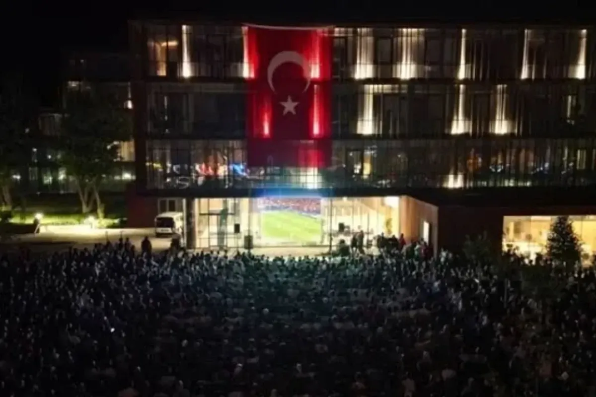 İnegöl’de dev ekranda milli maç yayını yağmura takıldı