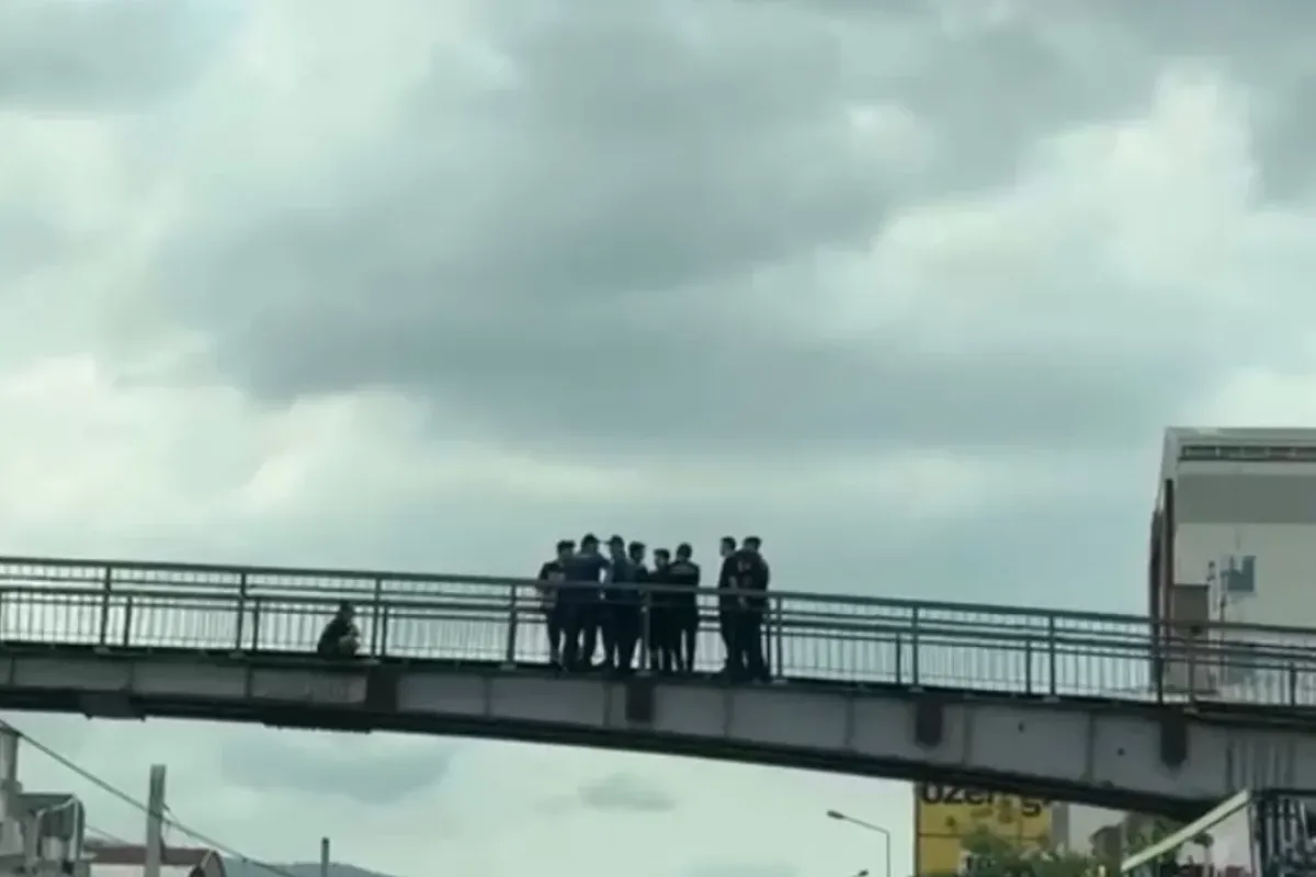 Köprüde hareketli dakikalar! İkna edilmeye çalışılıyor