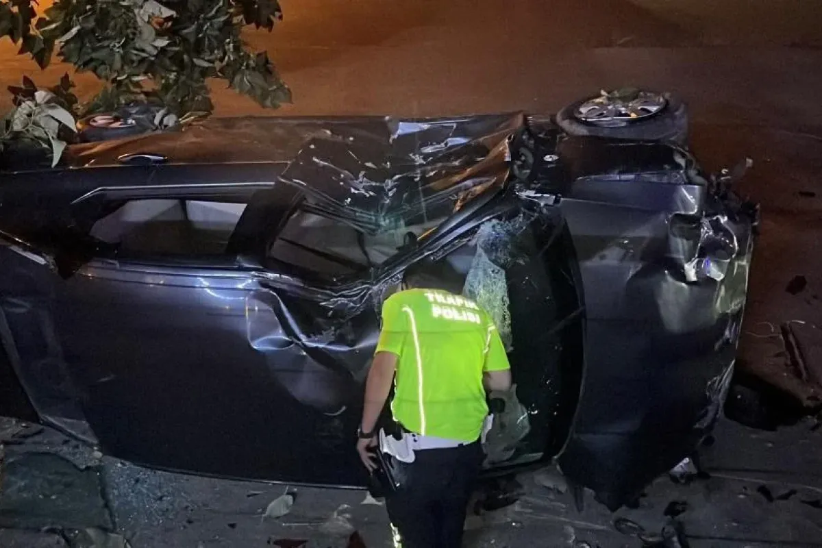 Trafik magandasının sıkıştırdığı araç kaza yaptı! 4 kişi hastanelik oldu