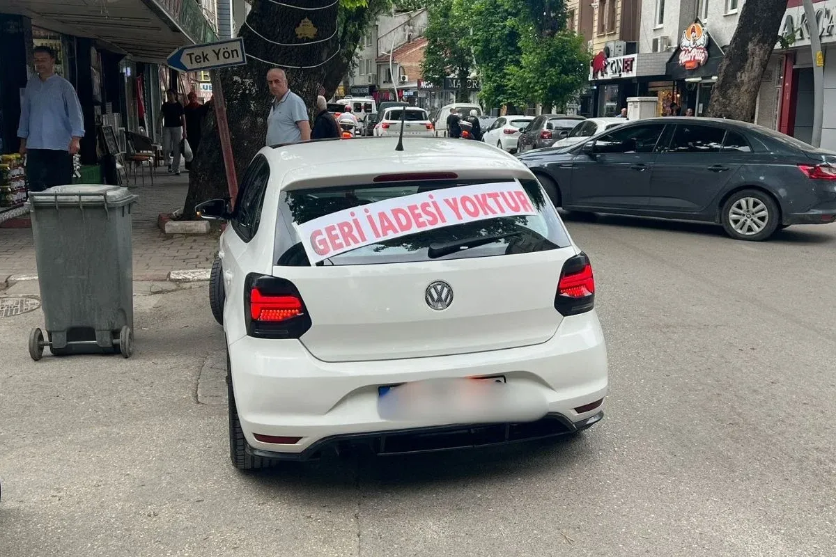 İnegöl'de aracına öyle bir yazı yazdırdı ki...