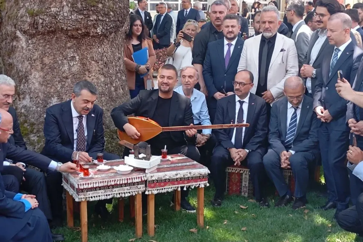 Bakan Yusuf Tekin Bursa'da Peynir Tattı, Türkü Söyledi