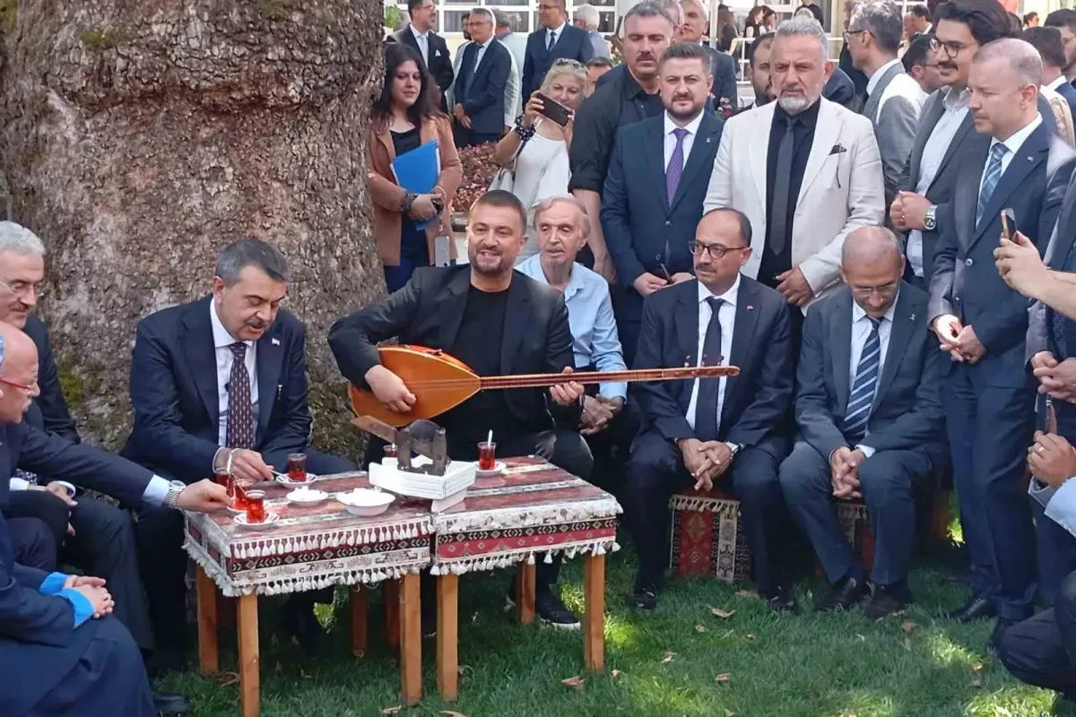 Bakan Tekin Bursa’da çınar altında türkü söyledi, Anadolu peynirlerini tattı