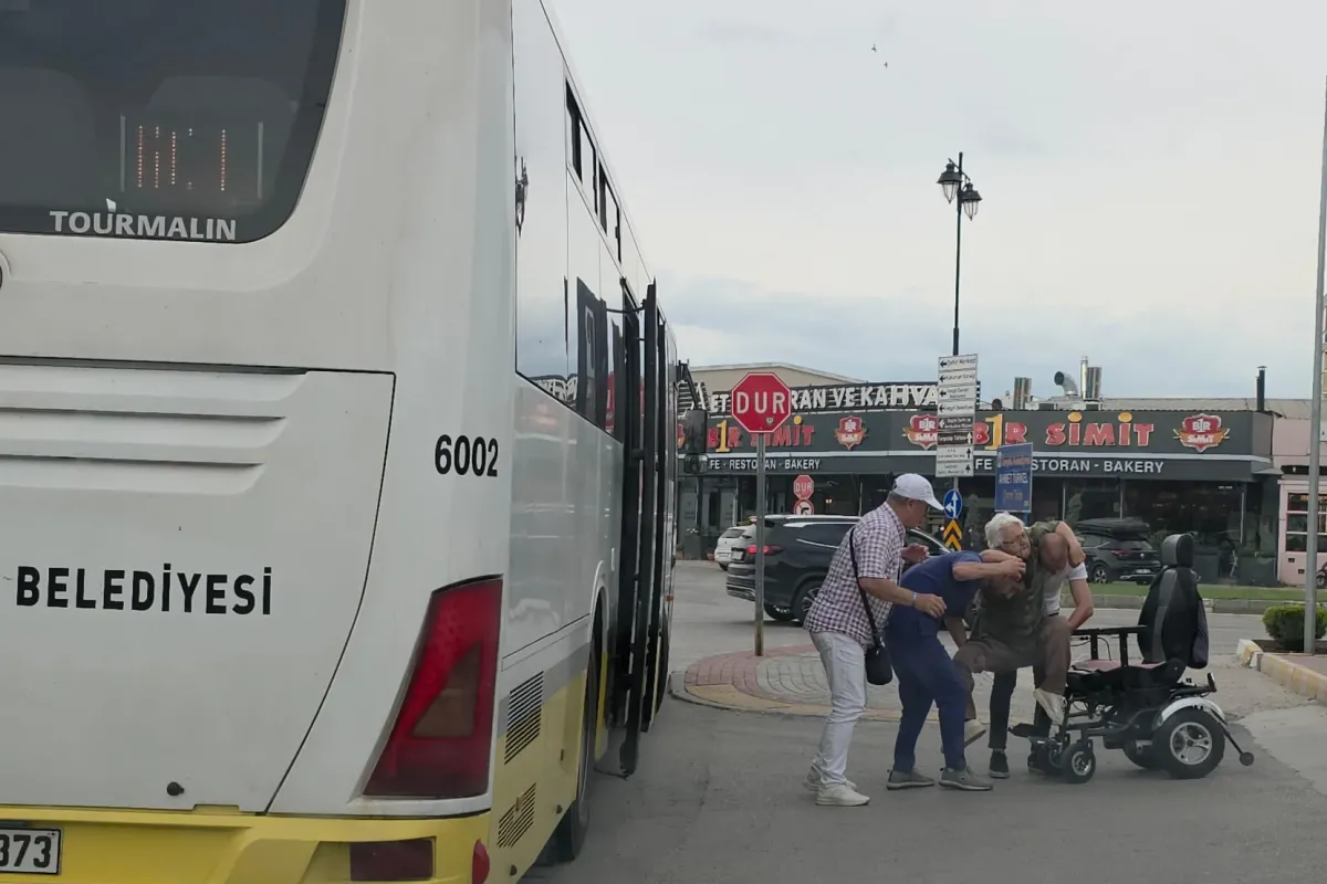 İnegöl'de otobüs şoföründen engelli yolcuya örnek destek
