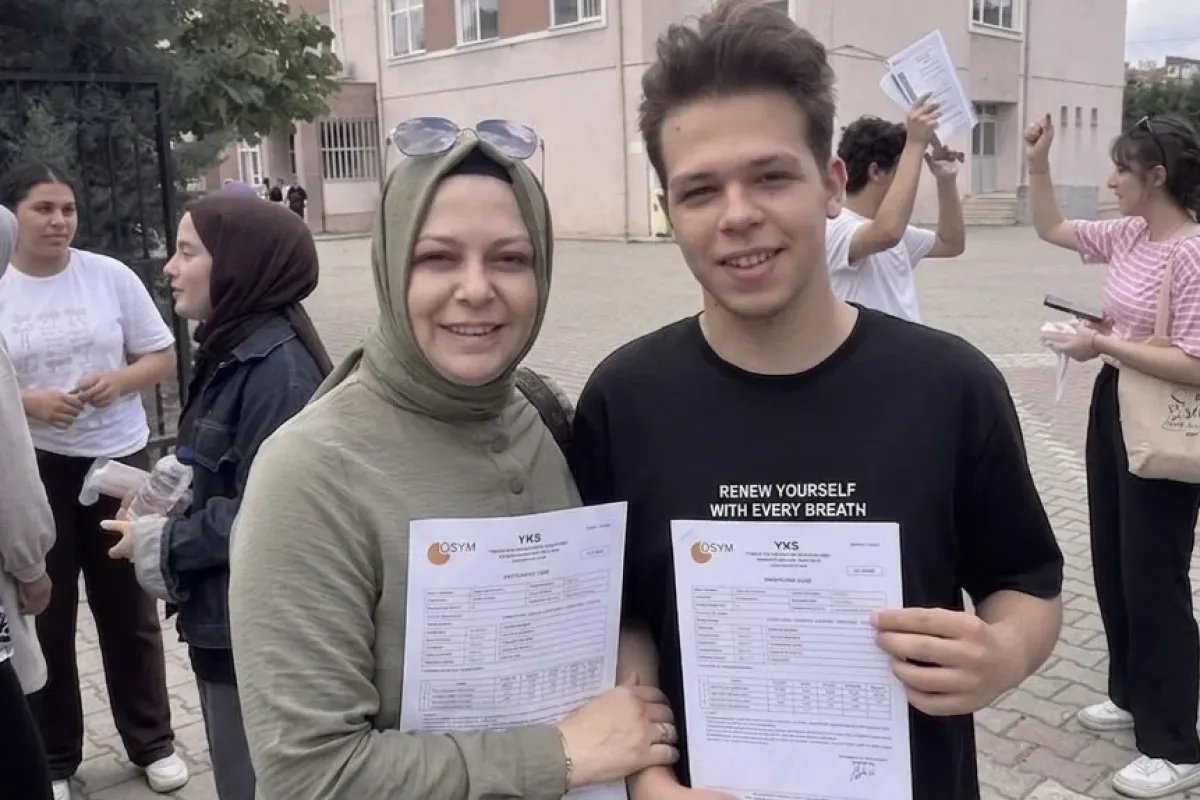 Anne oğul aynı okulda sınava girdiler