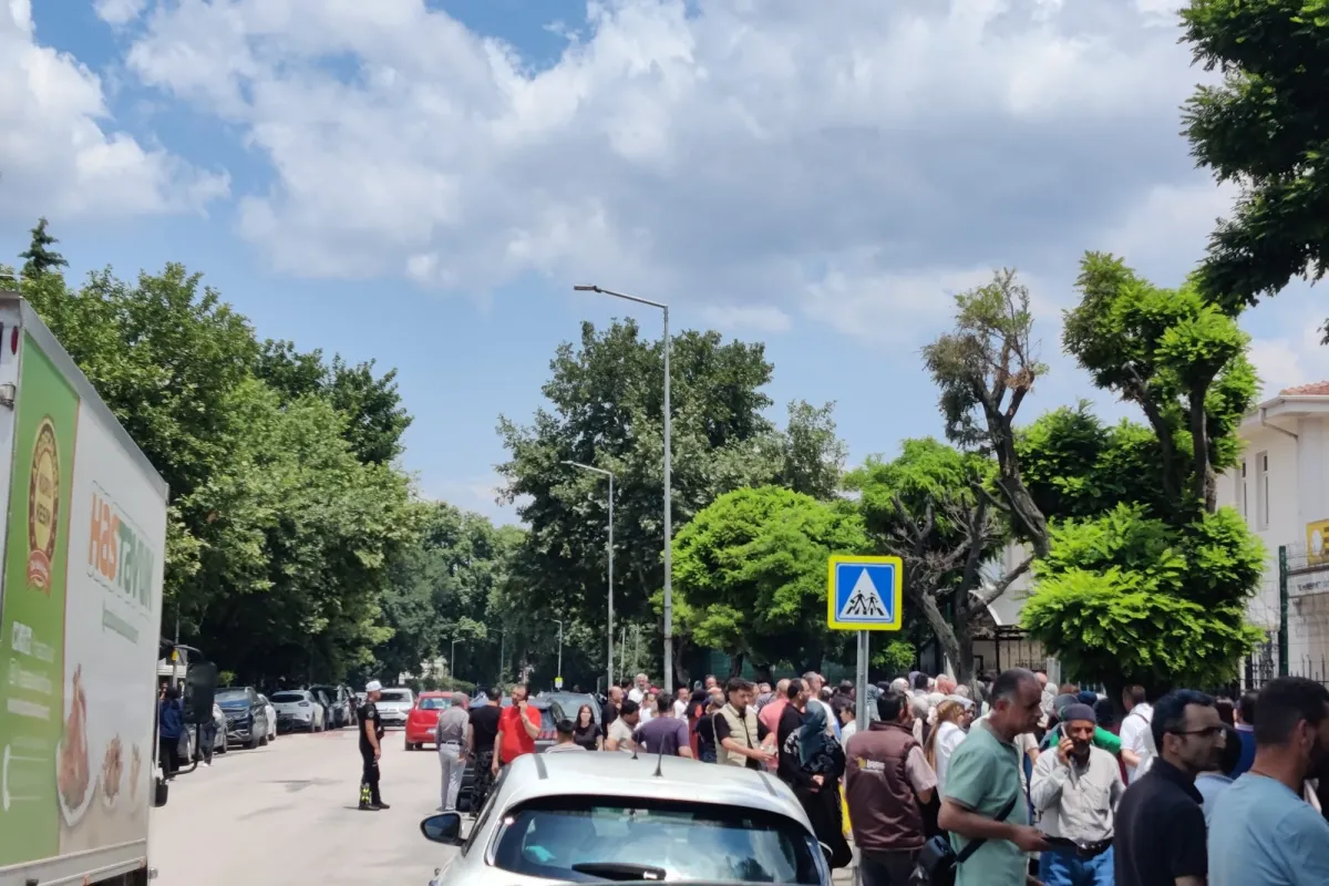 İnegöl’de YKS Heyecanı! Öğrenciler Sınavda, Aileler Dualarla Bekledi