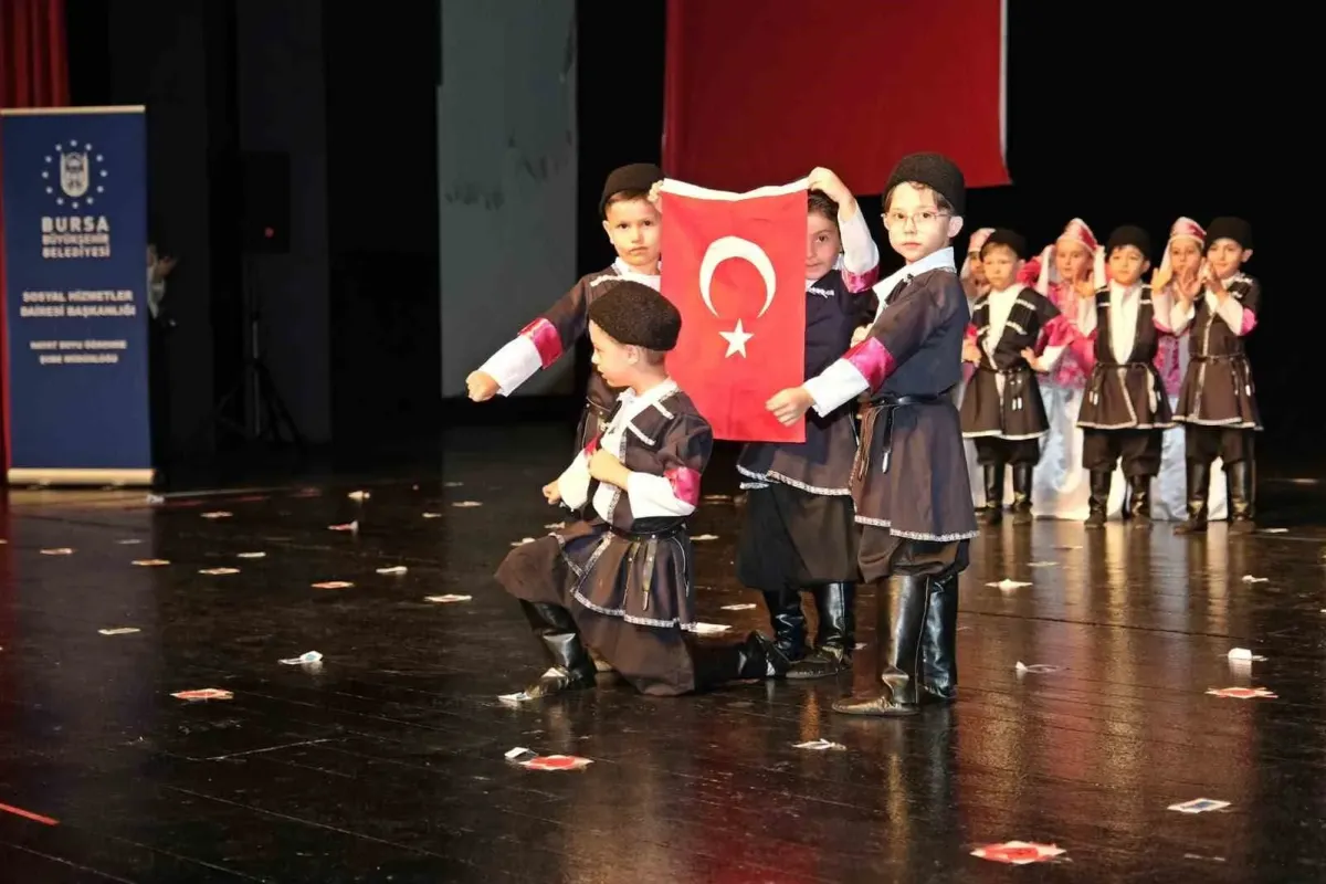 Minikler yıl sonu gösterisinde hünerlerini sergiledi