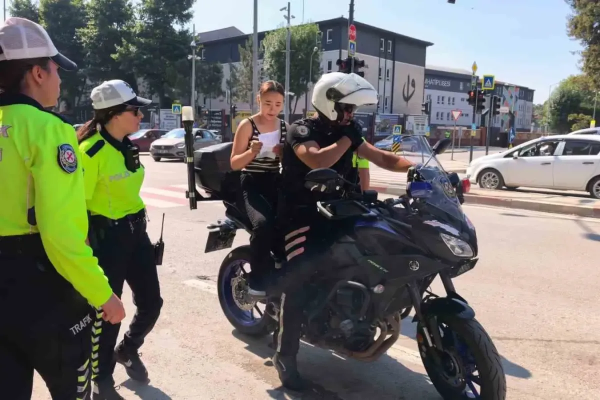 İnegöl’de motosikletli polis öğrenciyi YKS’ye son dakikada yetiştirdi