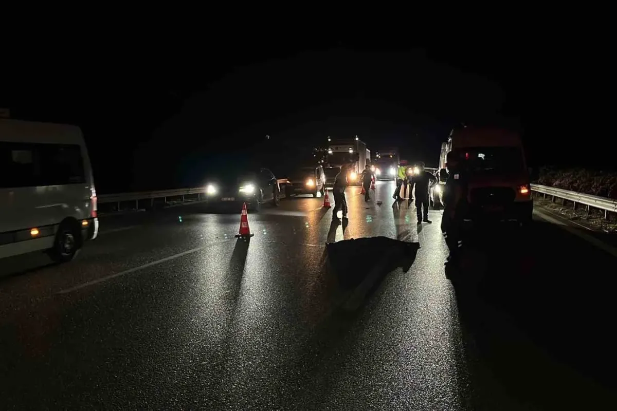 Otobanda yolun karşısına geçerken tır çarpan şahıs hayatını kaybetti