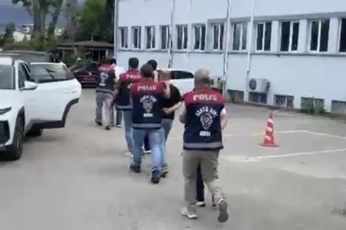 Polis mağduru oynadı, dolandırıcılar suçüstü yakalandı!