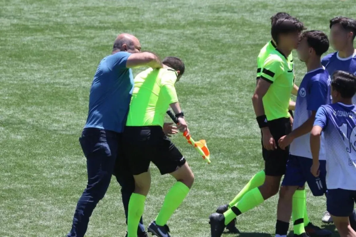 Final maçında skandal! Öğretmenler hakemlere saldırdı