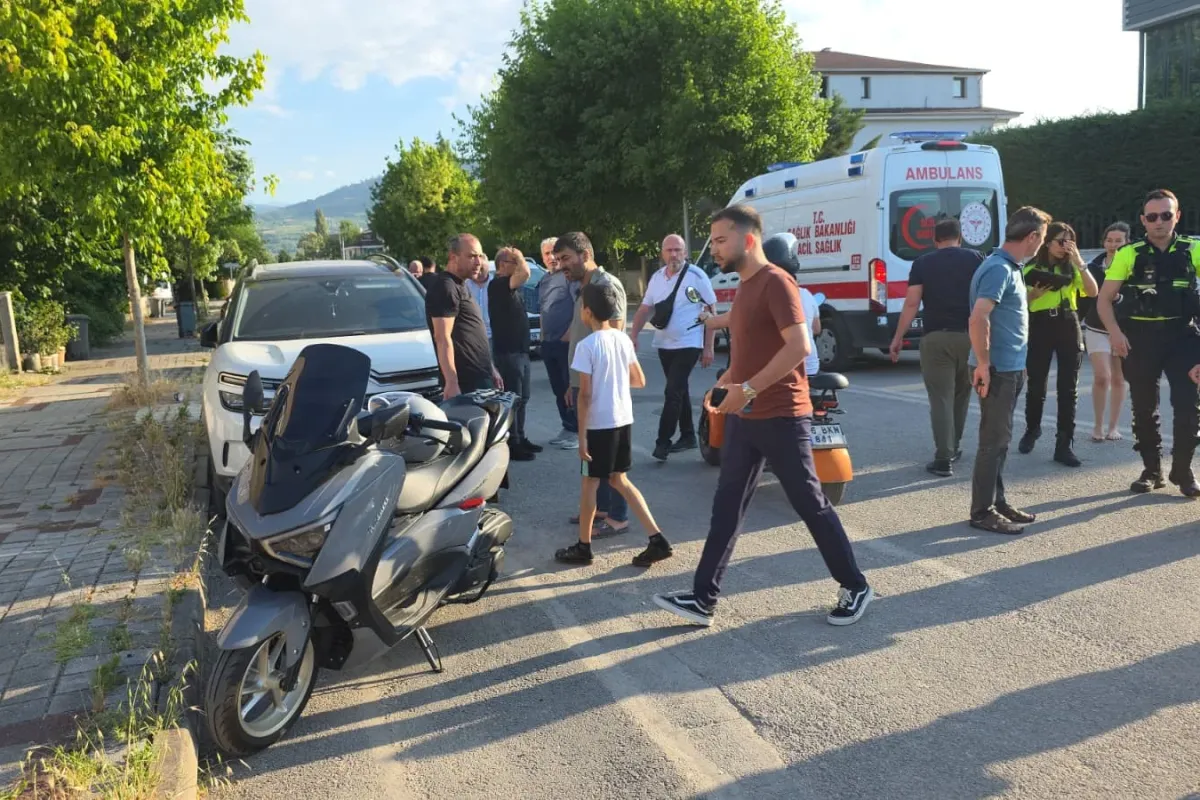 İnegöl'de Motosiklet Sürücüsü Baygınlık Geçirip Park Halindeki Otomobile Çarptı