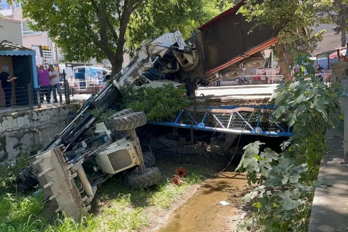 Vinç otomobilin üzerine devrildi! Vinç operatörü hastaneye kaldırıldı