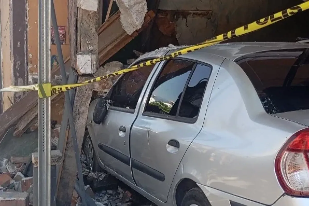 Freni Boşalan Otomobil Eve Girdi!