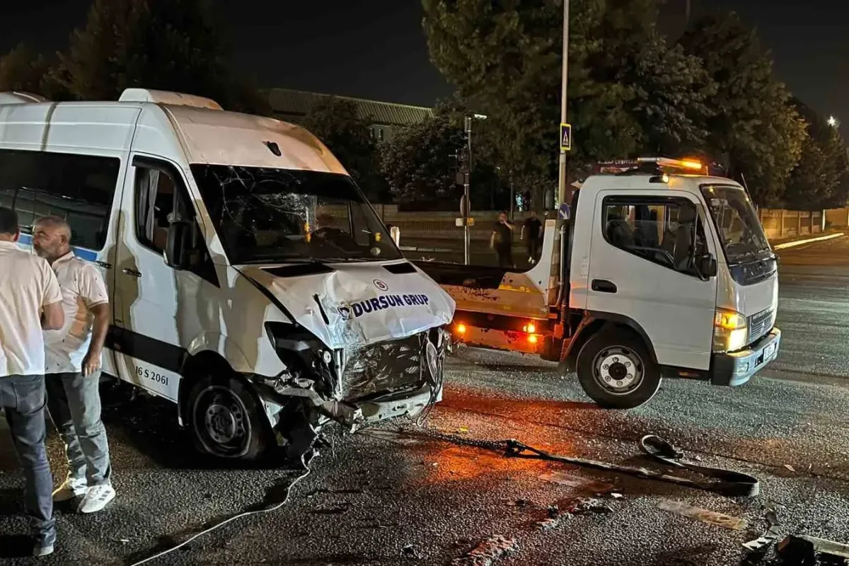 Bursa’da servis minibüsü refüje çıktı: 1 yaralı
