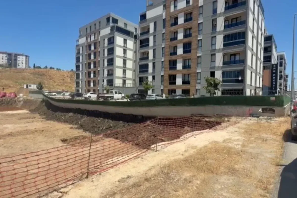 Sitede büyük panik! İstinat duvarı çöktü