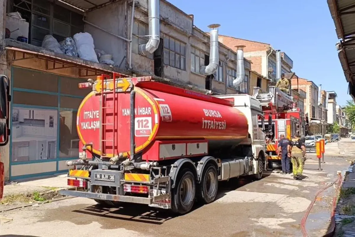İnegöl'de mobilya imalathanesinde korkutan yangın! Mücadele tam 1 saat sürdü