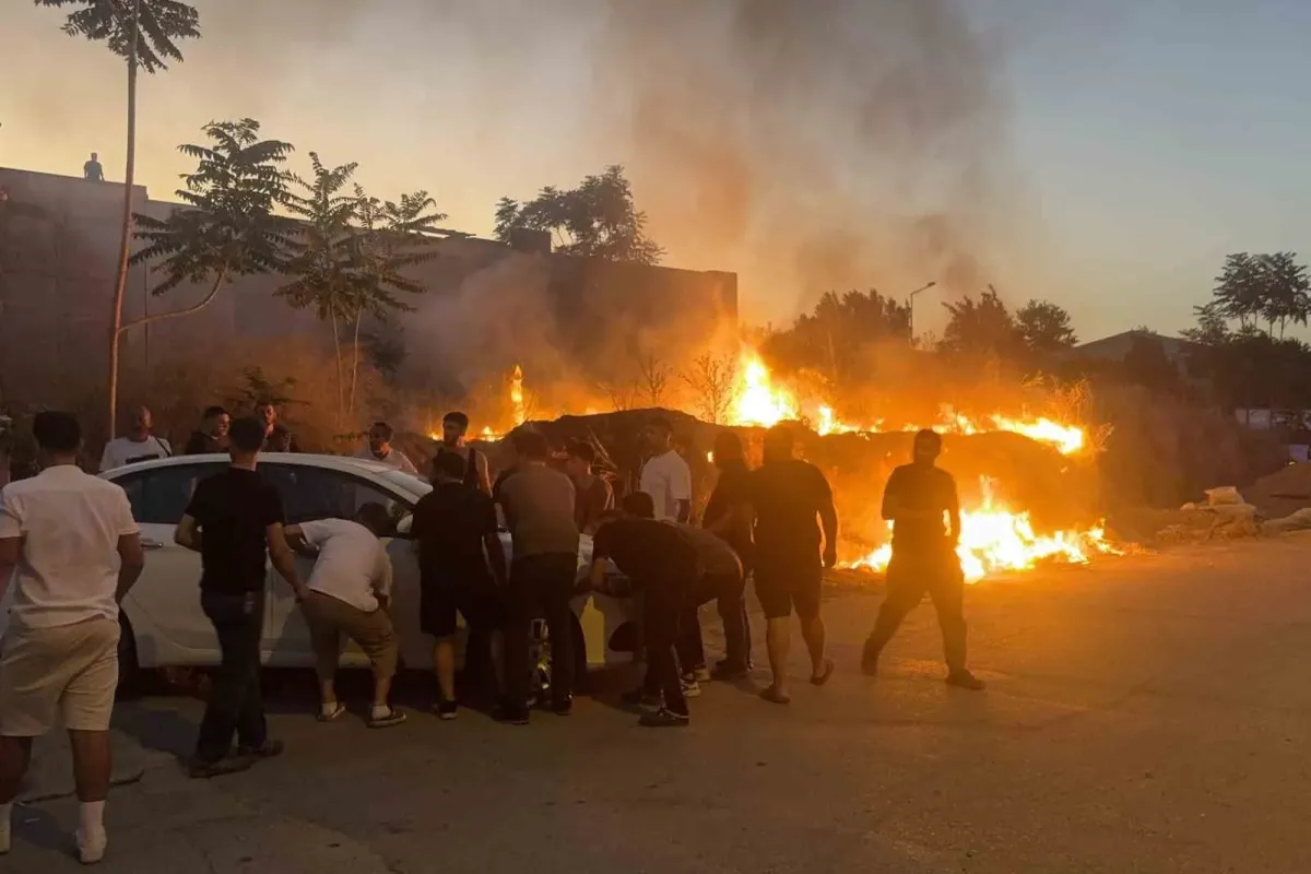 Bursa’da çöp yangını çalılığa sıçradı, otomobili vatandaşlar sürükleyerek kurtardı