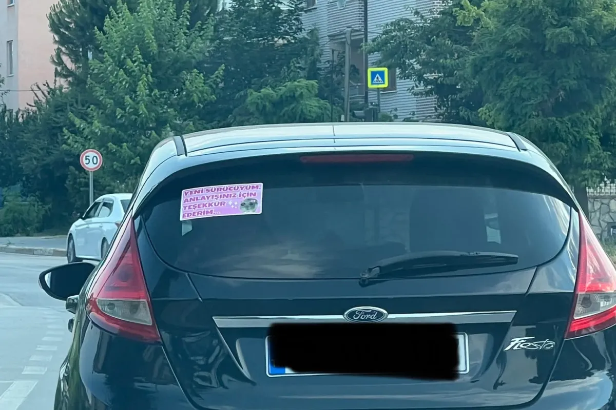 Kadın sürücü trafiğe bu yazıyla çıktı