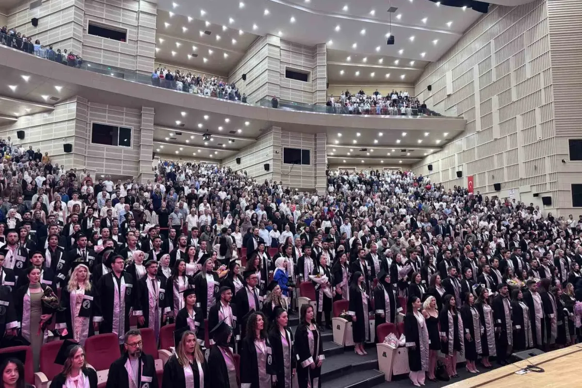 ERÜ İletişim Fakültesi 20. dönem mezunlarını verdi