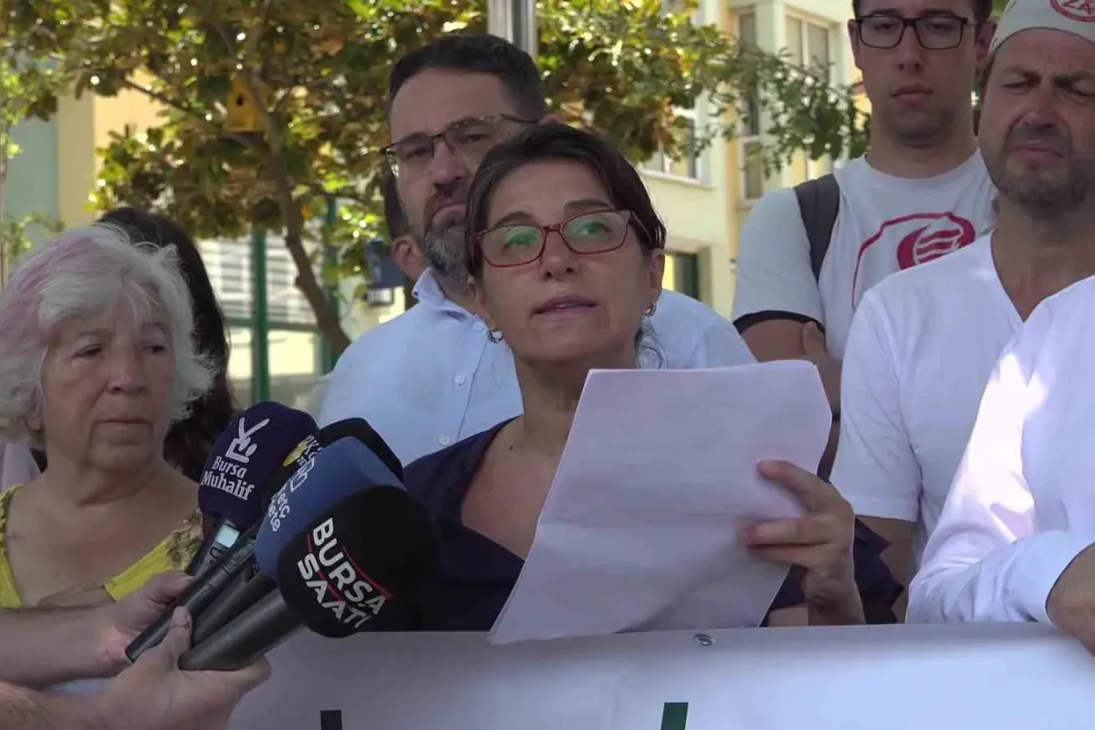 Bursa’da kızıl geyik av ihalesine geyik kostümlü protesto