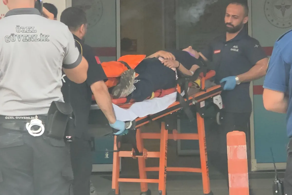 Devrilen motosiklet sürücüsünün ayağı kırıldı