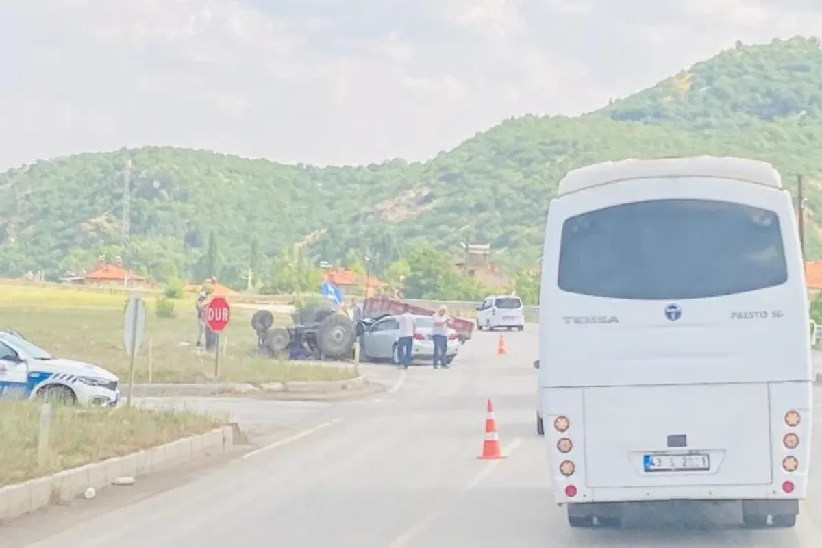 İnegöl Yolunda Feci Kaza! Traktör ile Otomobil Çarpıştı