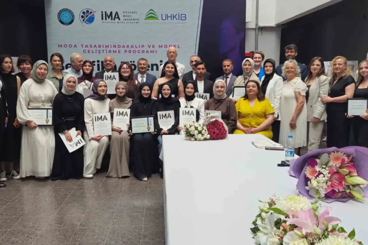 Geleceğin moda tasarımcıları Bursa’da sertifikalarını aldı