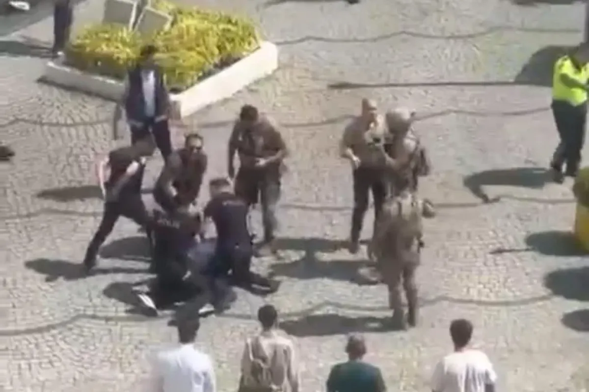 Adliye önü savaş alanına döndü! 1'i polis 3 yaralı