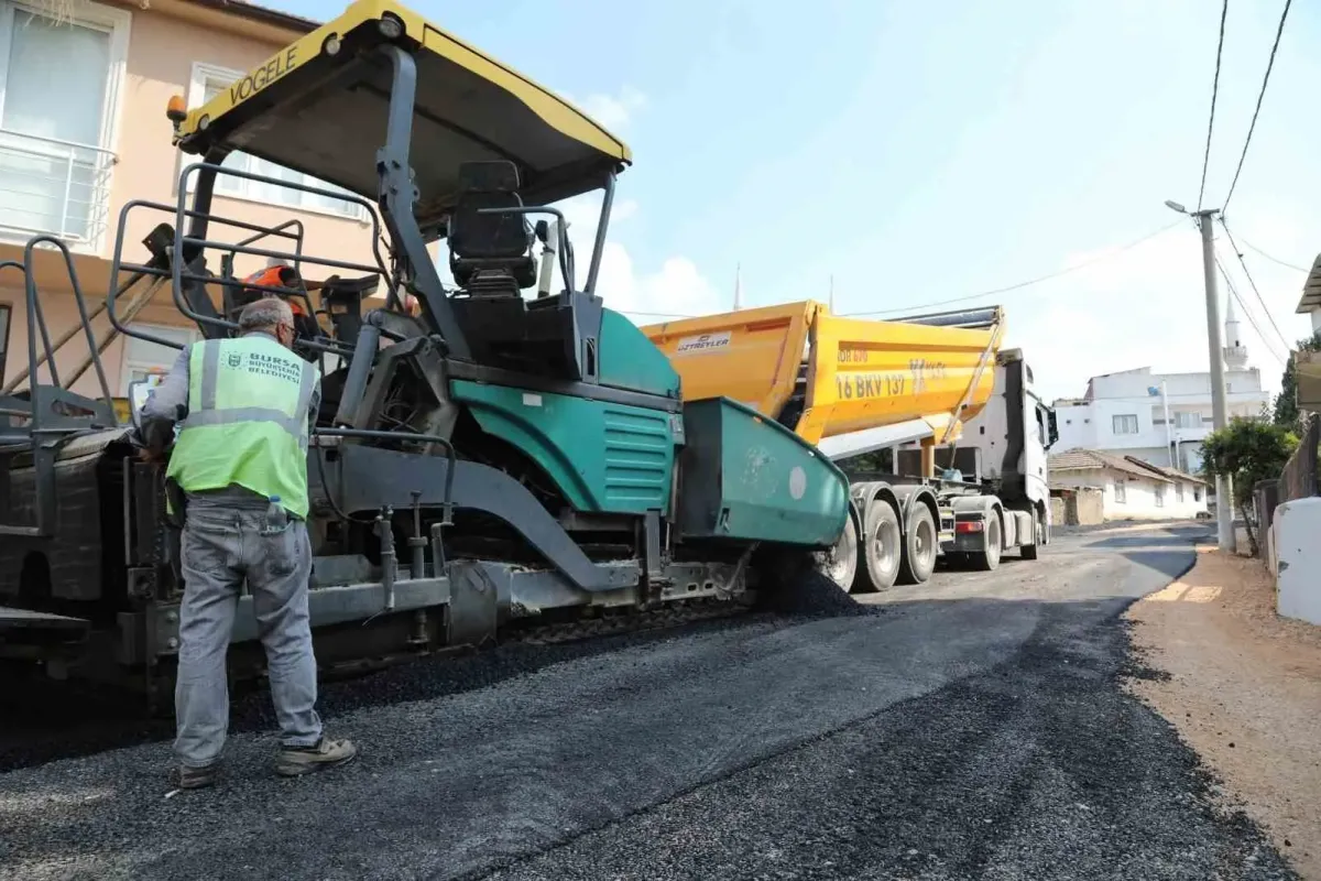 Karacabey’in Yenikaraağaç Mahallesi’nde yollar yenileniyor