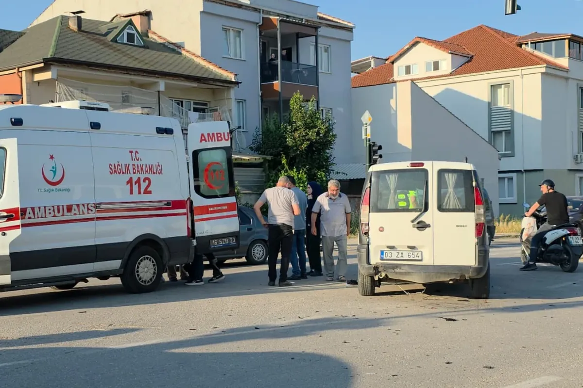 İnegöl'de Motosiklet Hafif Ticari Araca Çarptı!