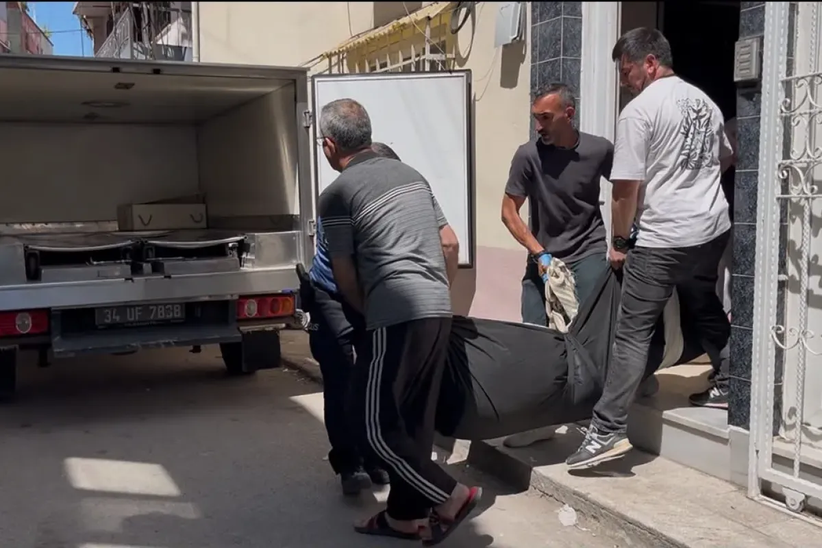 Talihsiz adam merdivenlerde can verdi... Acılı annenin feryadı yürekleri dağladı