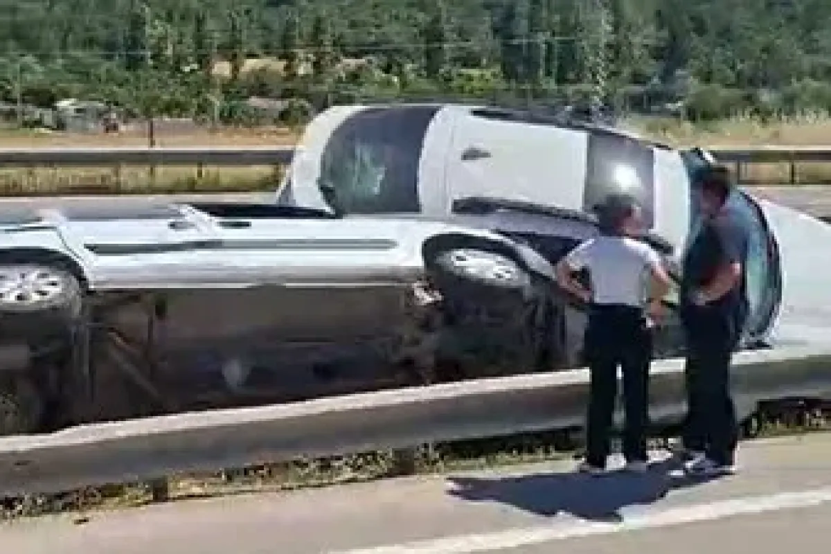 İnegöl'de 2 araç birden orta refüje saplandı!