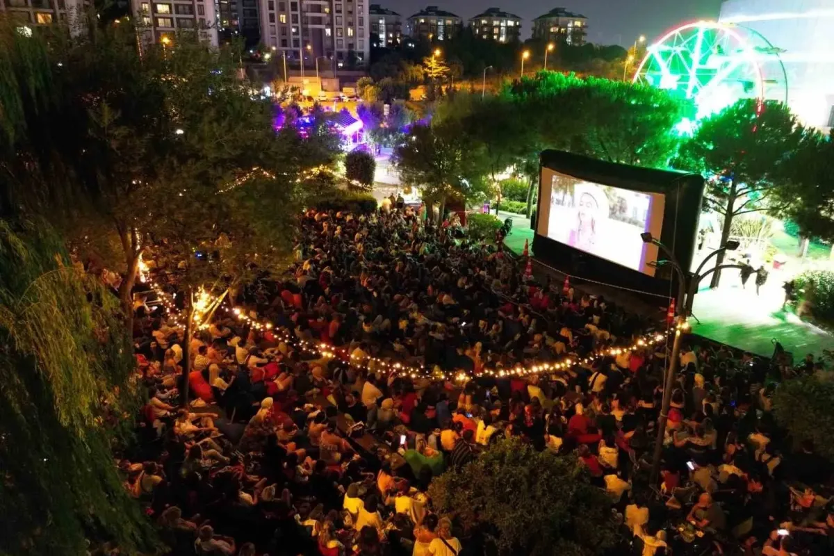 Akasya’dan yıldızların altında sinema keyfi